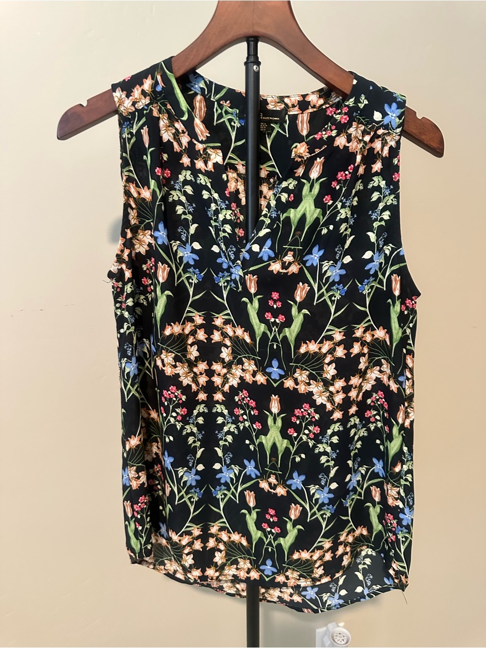 Dalia Black Floral Sleeveless V-Neck Camisole - Picture 1 of 3